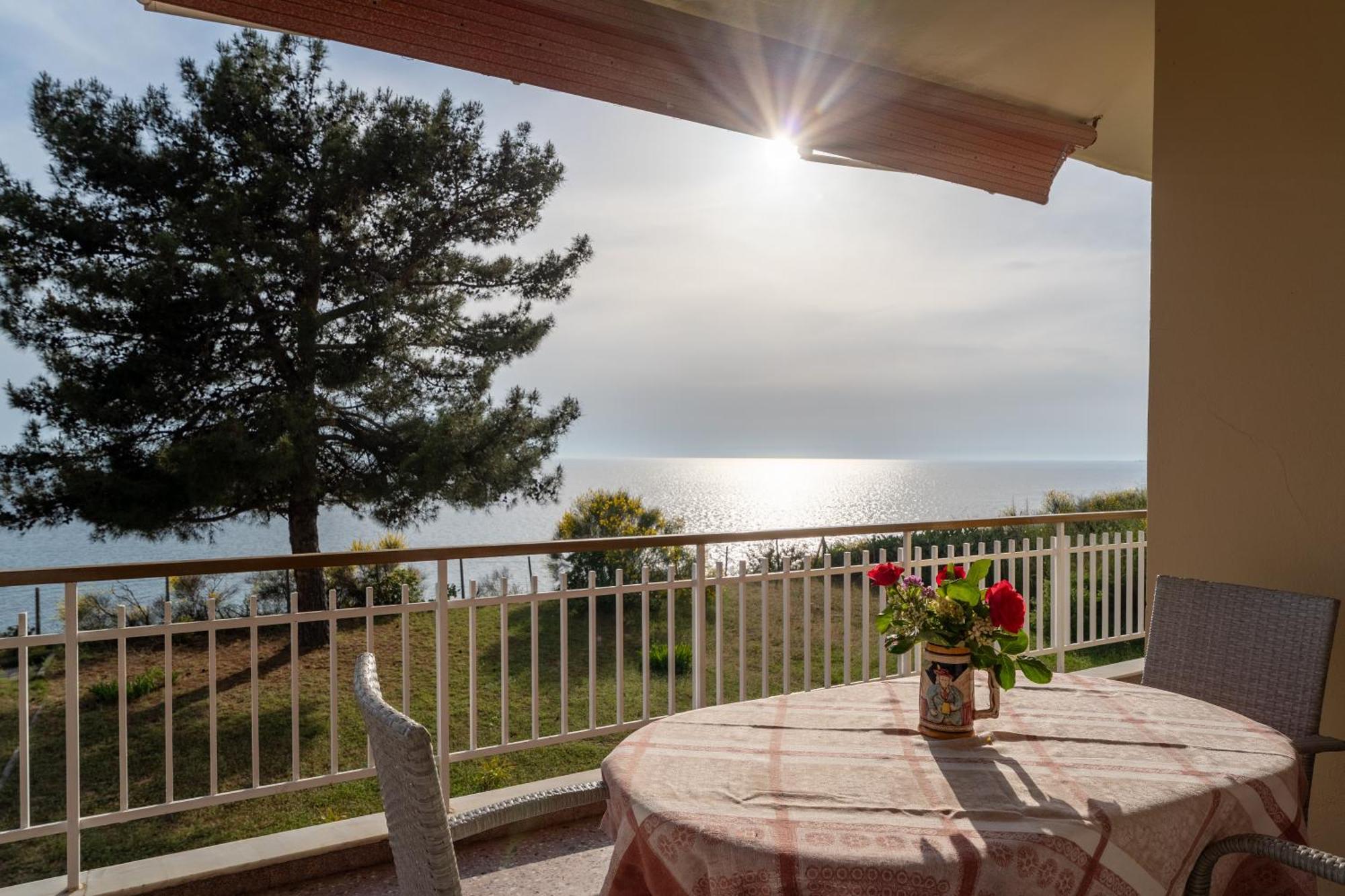 Апартаменты Sunshine House Offering Spectacular Views To Olymp A Неа-Ираклия Экстерьер фото